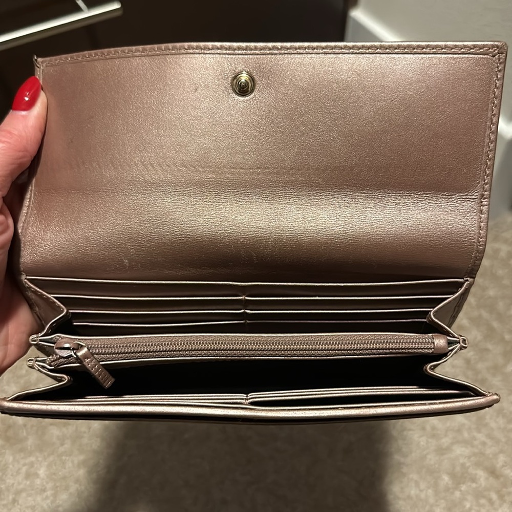 Gucci wallet

Original GG Canvas Lovely Heart Continental Wallet - Picture 2 of 7